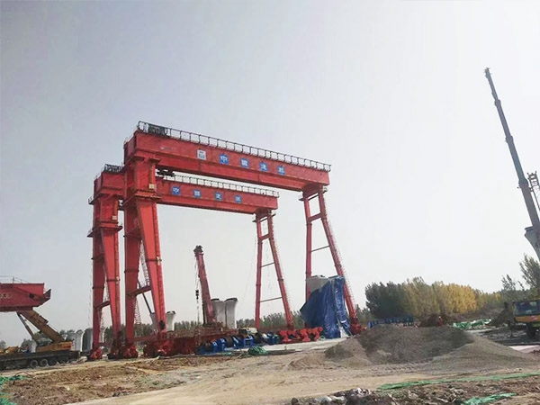 高腿輪胎式起重機(jī)