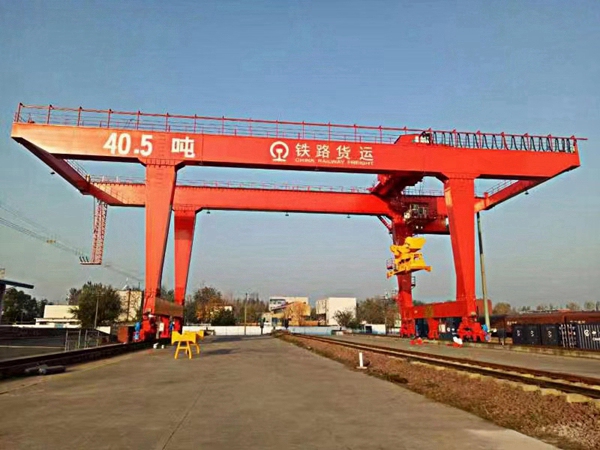 軌道式集裝箱起重機(jī)
